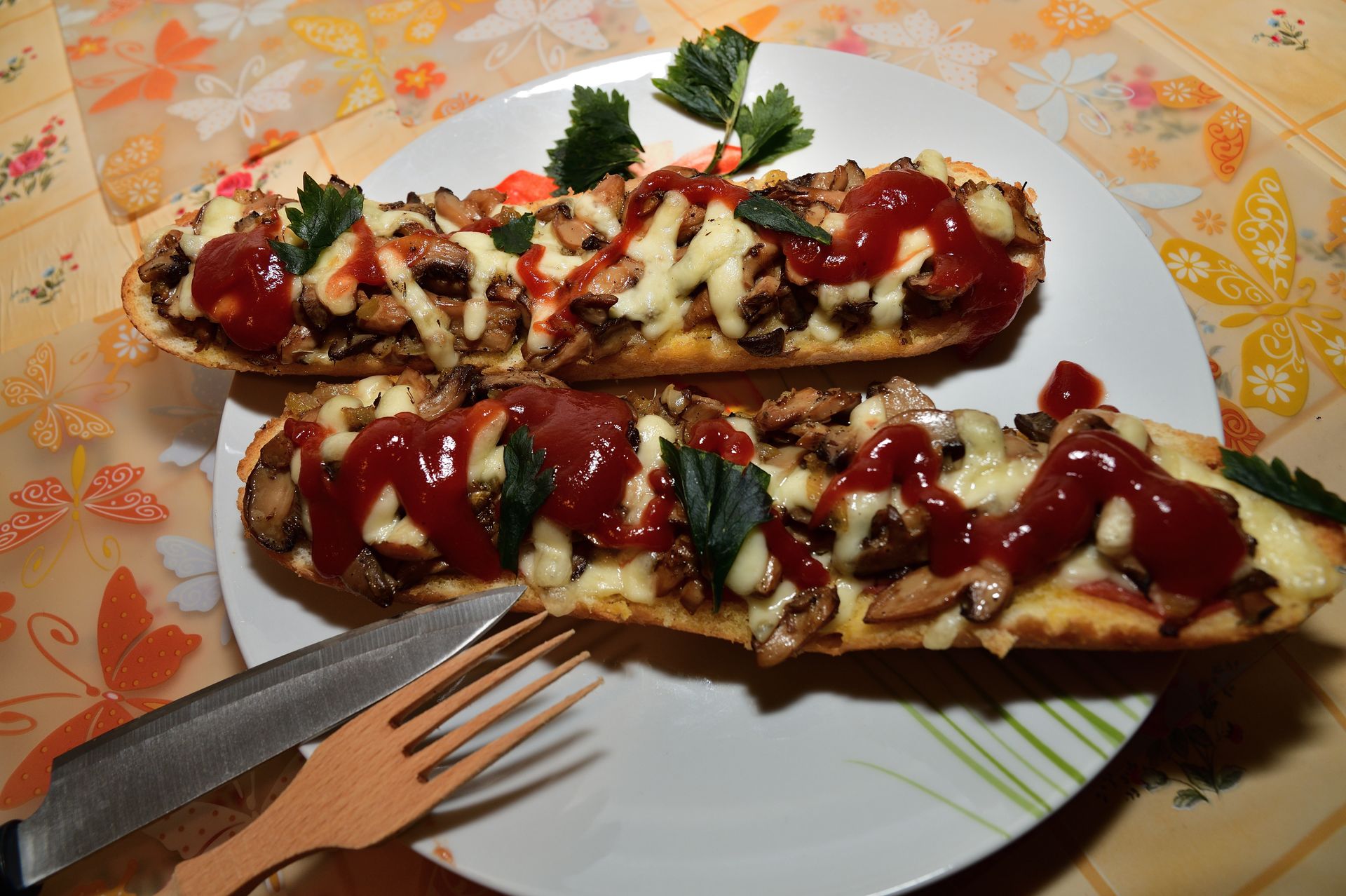 Gdybyś sprzedawał te zapieksy, to ustawiłaby się długa kolejka. Najlepszy jest pieczarkowy farsz