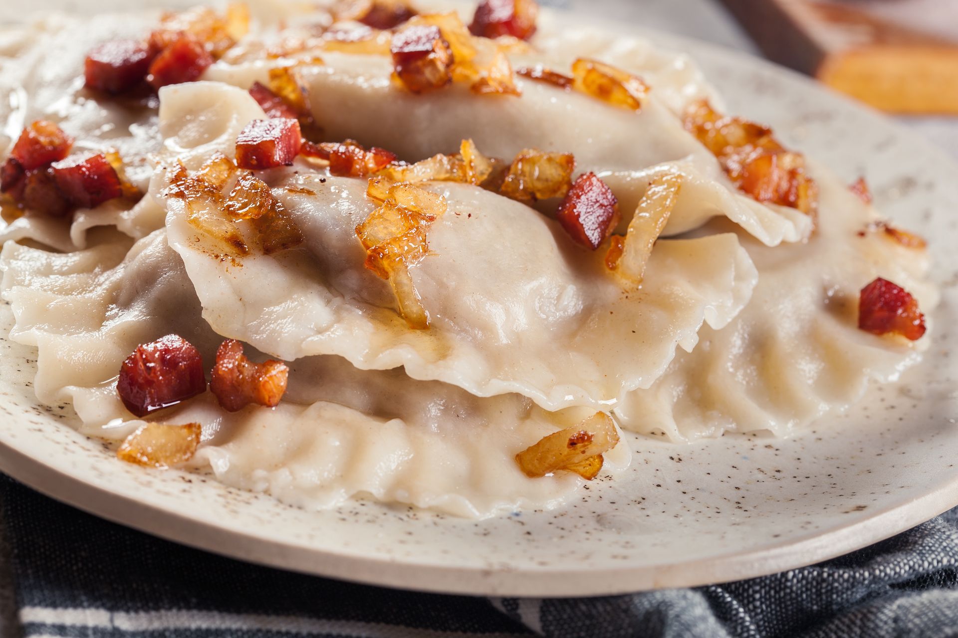 Zamiast ziemniaków wrzuć do pierogów inny farsz. Fani kuchni włoskiej będą zachwyceni