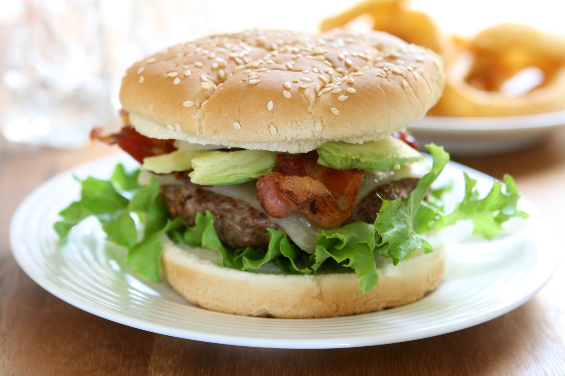 Zapomnij o burgerach z sieciówki. W domu zrobisz jeszcze lepszą wersję, a sylwetka nie ucierpi