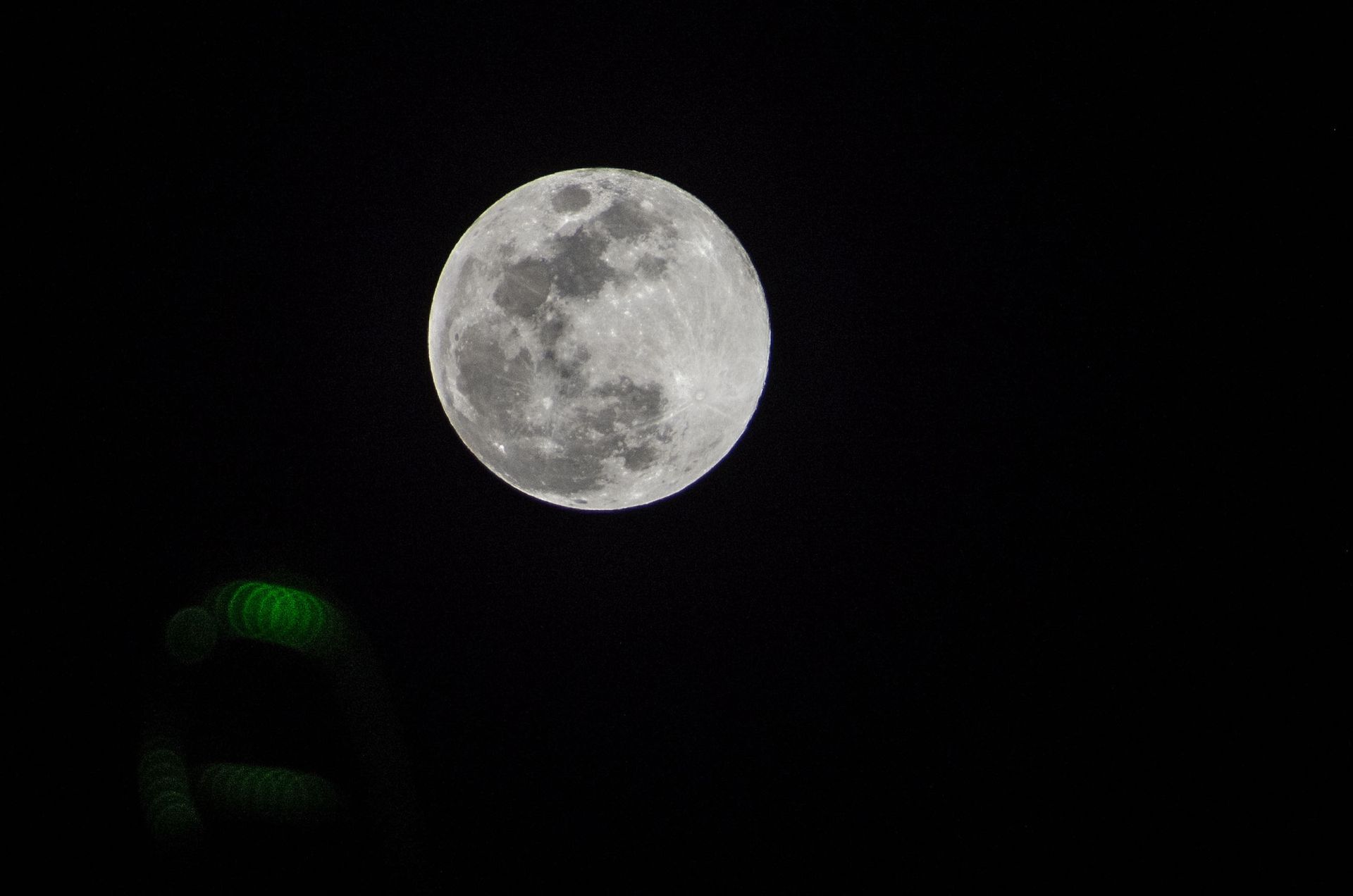 Stary jak świat? Naukowcy badają ile lat ma Księżyc