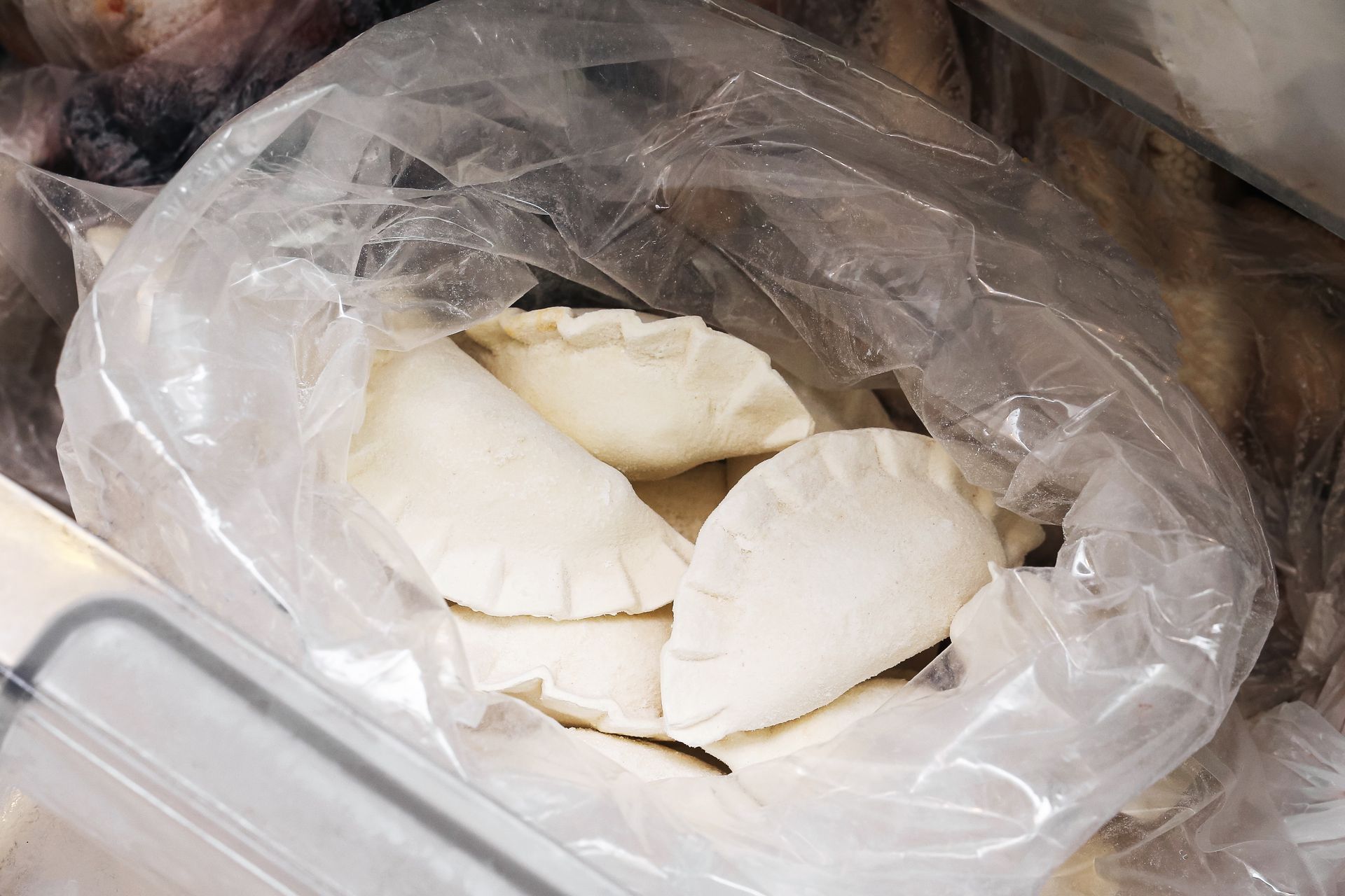 Tyle można trzymać zamrożone pierogi. Później nadają się już tylko do wywalenia