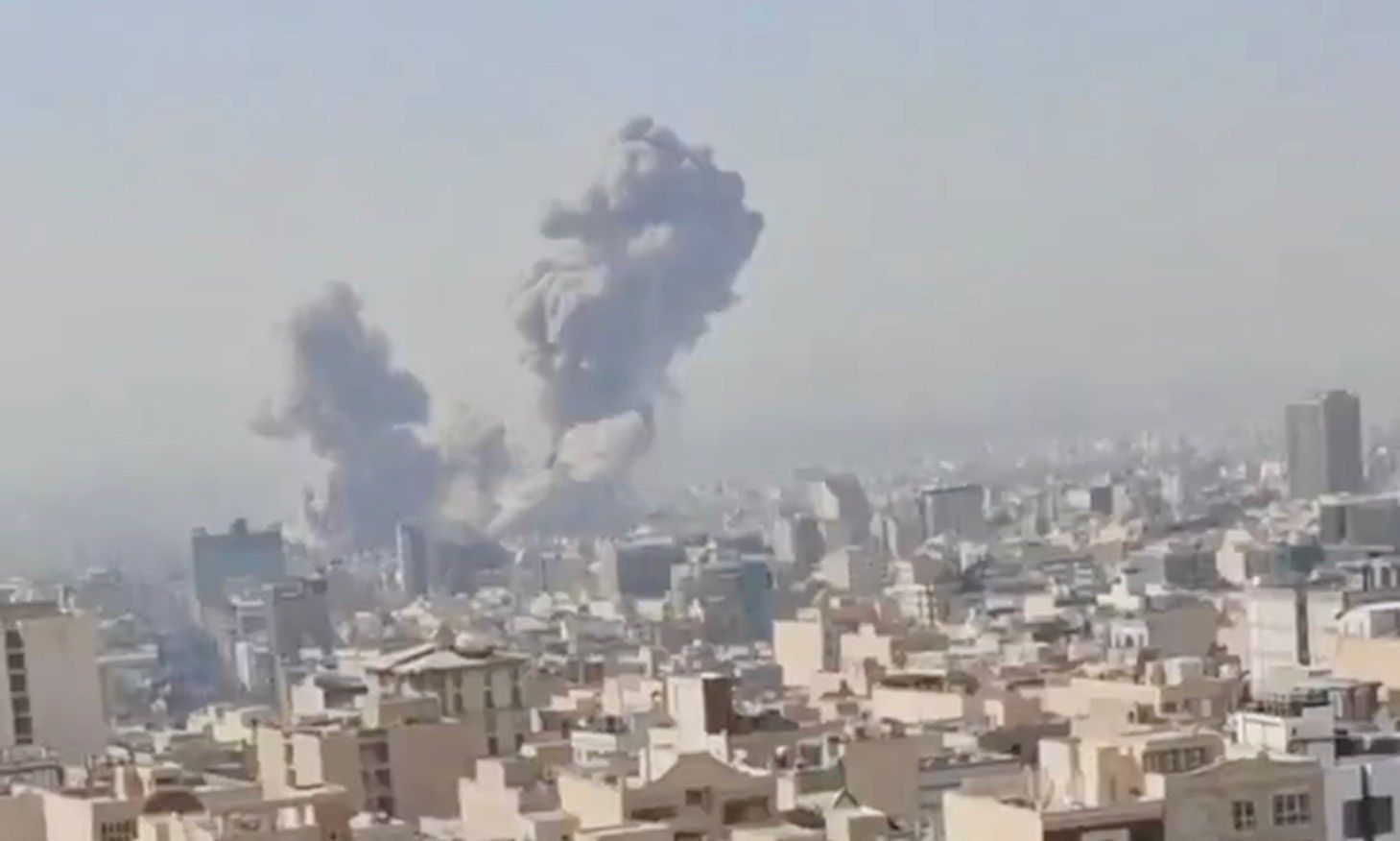 Nagrania z ataku na Iran. Dym nad Teheranem