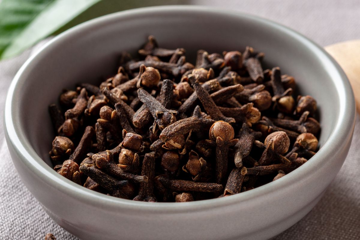 Jak rozdrobnić goździki bez młynka? Już nie będziesz ich pomijać w świątecznych przepisach