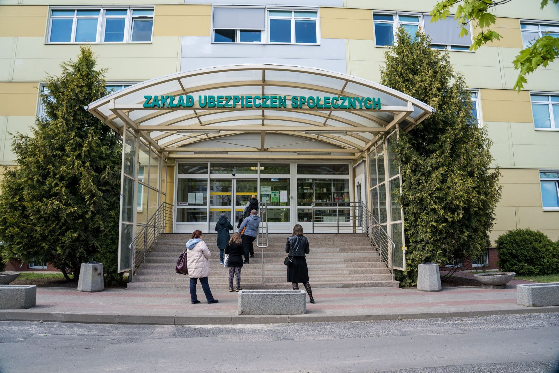 Nowe terminy wypłat 800 plus w październiku. ZUS przyspiesza przelewy