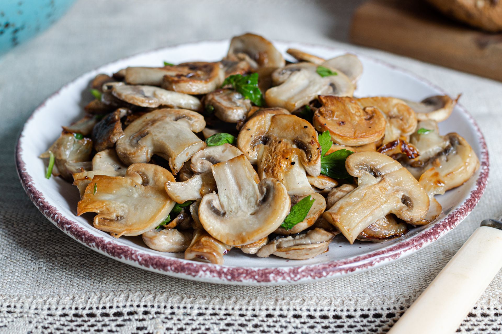 Siekam i dorzucam podczas smażenia pieczarek. Ten ognisty dodatek do obiadu robi furorę