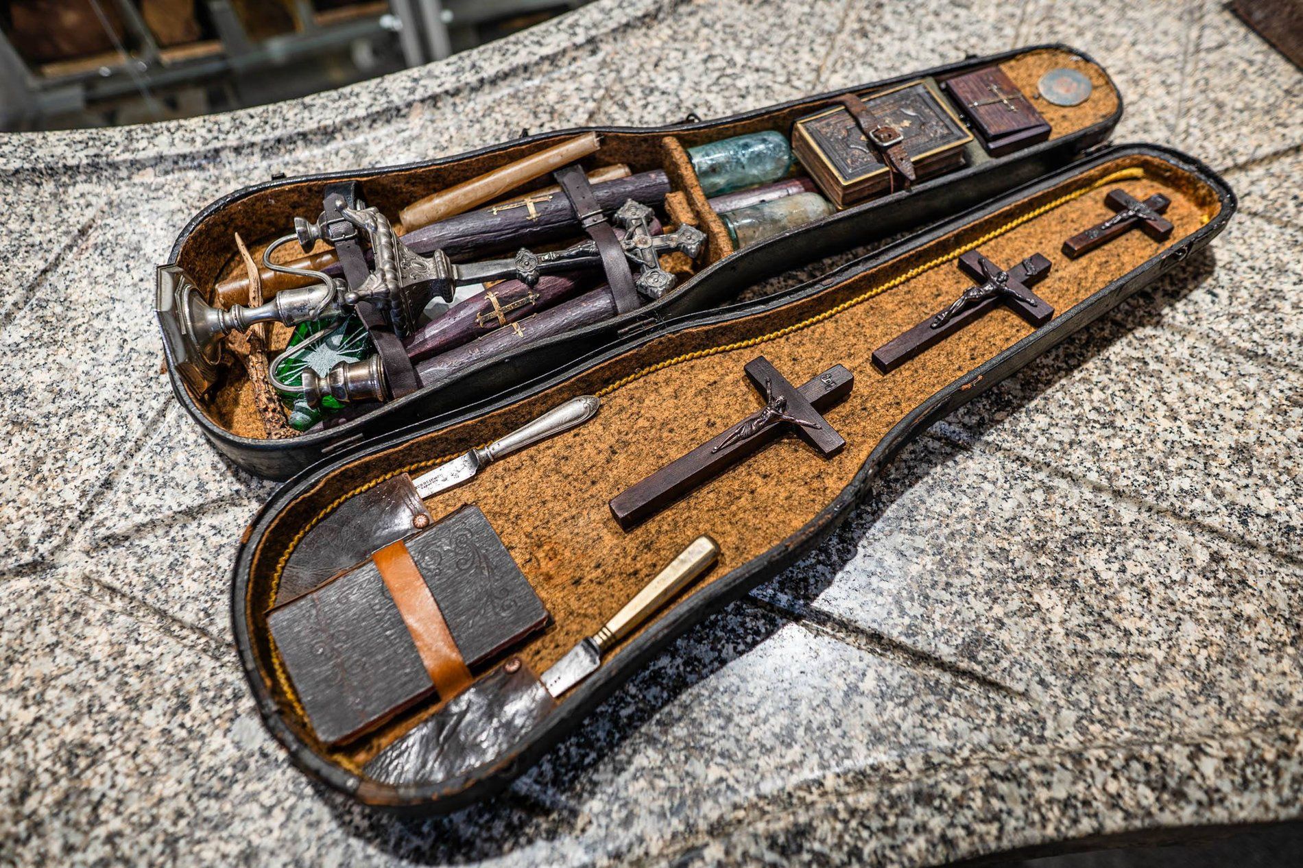 Tajemniczy zestaw do polowania na wampiry odnaleziony. Skrywał go futerał