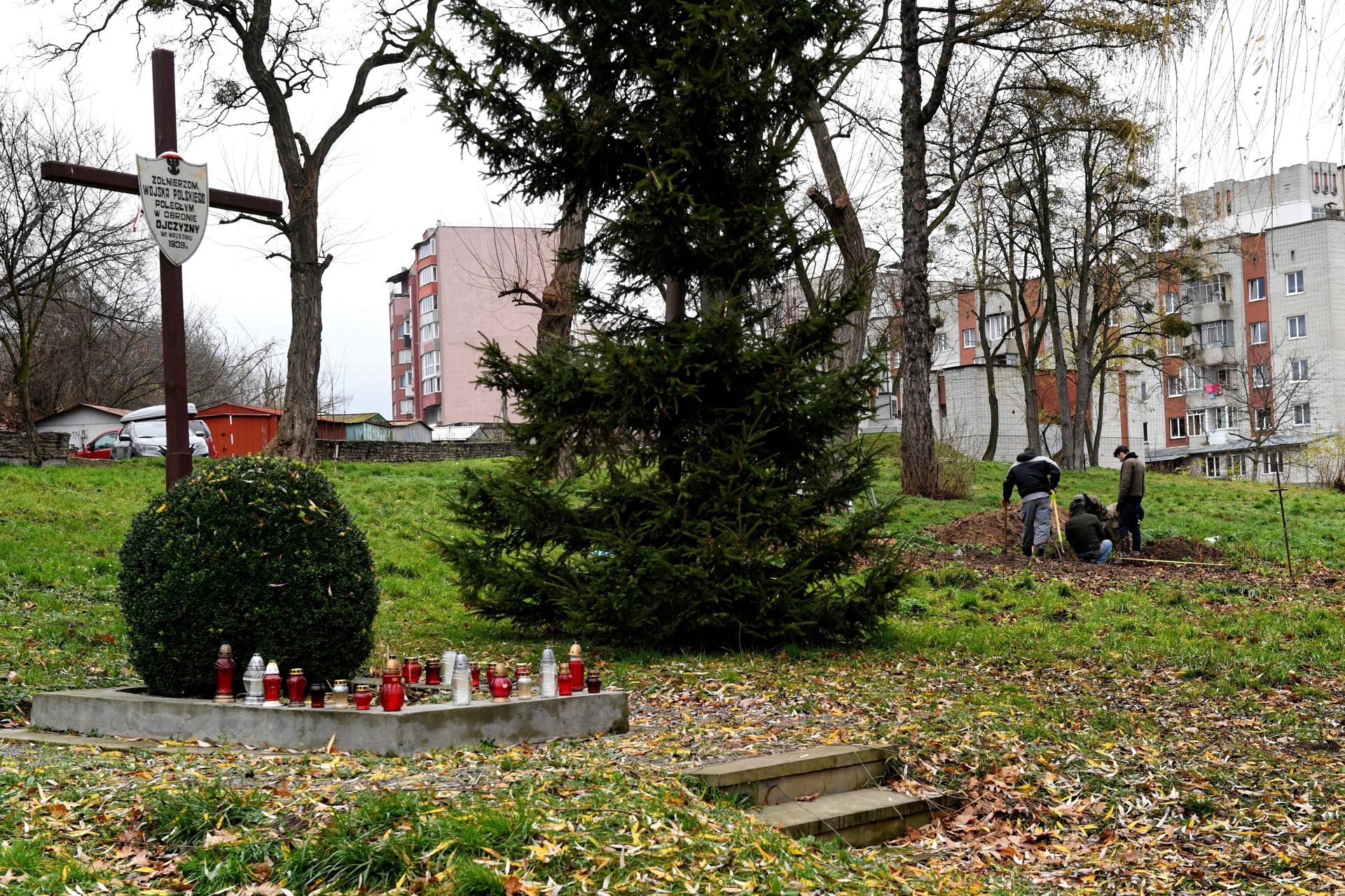 Lwów. Ruszyły poszukiwania szczątków polskich żołnierzy