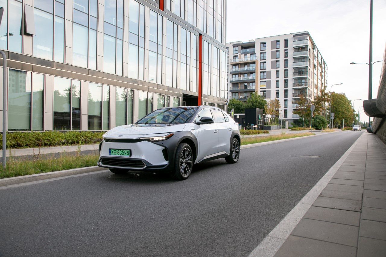Elektryk Toyoty wyraźnie potaniał. Jest jednak pewien haczyk