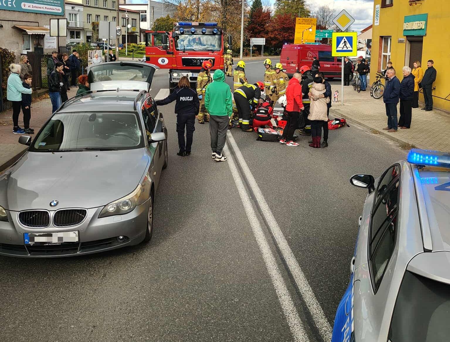 W akcji policja, LPR i strażacy. Ratowali kobietę na przejściu dla pieszych