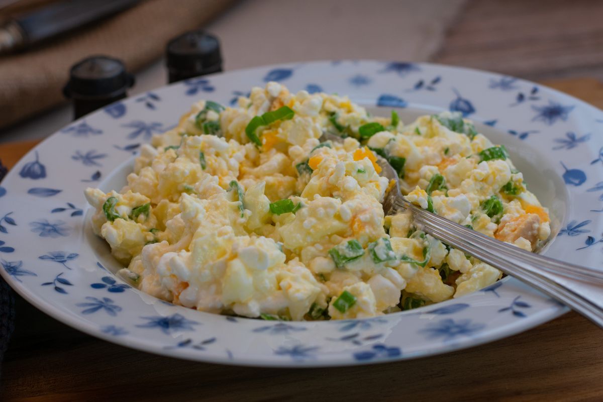 Biorę jajka i serek wiejski. Po 10 minutach mam pyszną sałatkę śniadaniową