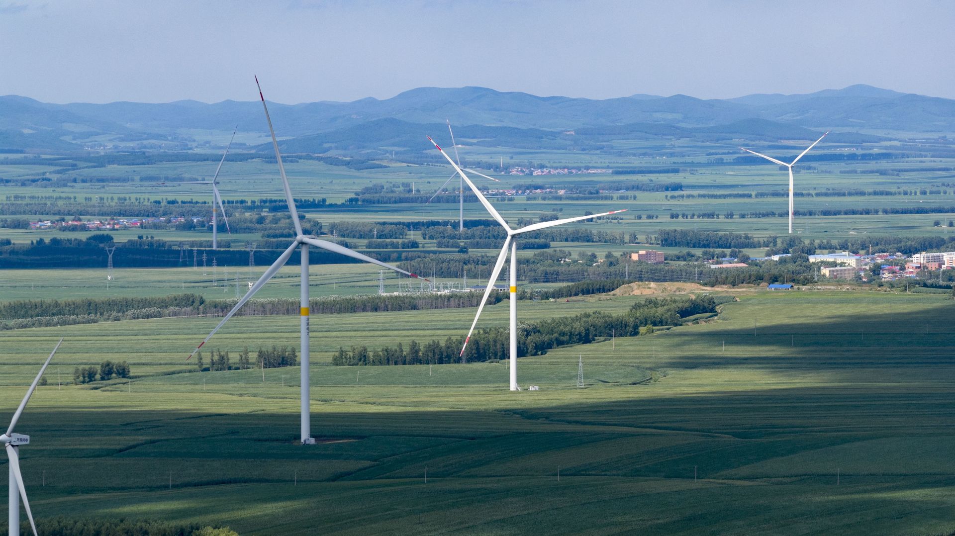 Działanie wiatraków. Pochodzi z nich 35% energii elektrycznej w Polsce