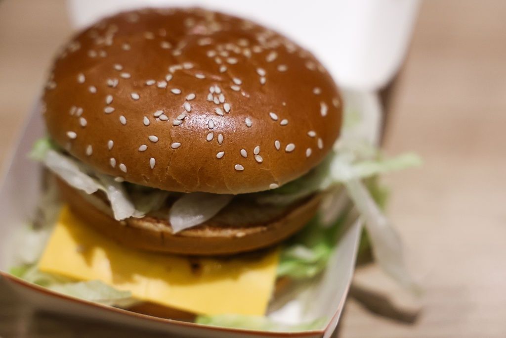 AI wycenia kultowego burgera. Gigant naciska na restauracje