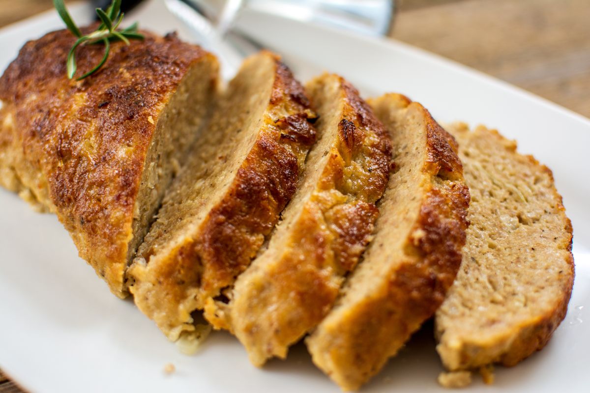 Gdy nie mam czasu w smażenie kotletów, z mięsa mielonego robię tę pieczeń. Nikt nie narzeka