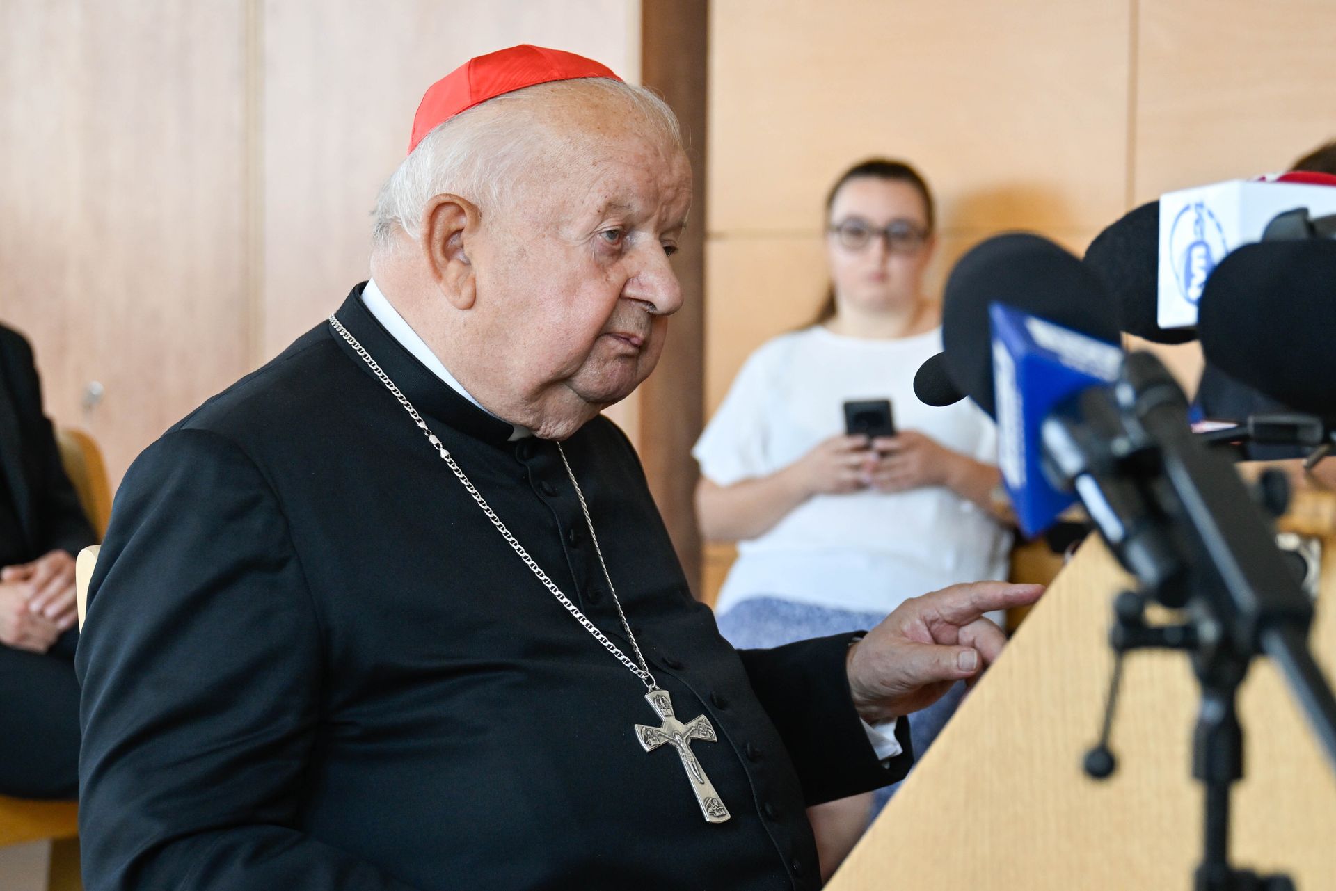Dziwisz stawił się w sądzie. Twierdził, iż nie zna sprawy