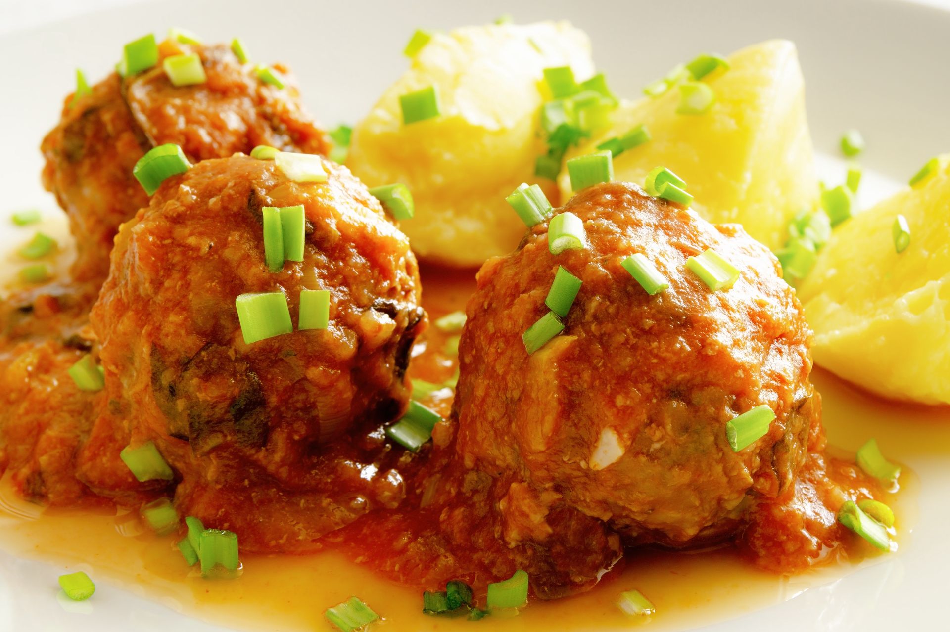 Zamiast zwykłego sosu koperkowego, przygotowuje coś lepszego. Do pulpetów pasuje jak ulał