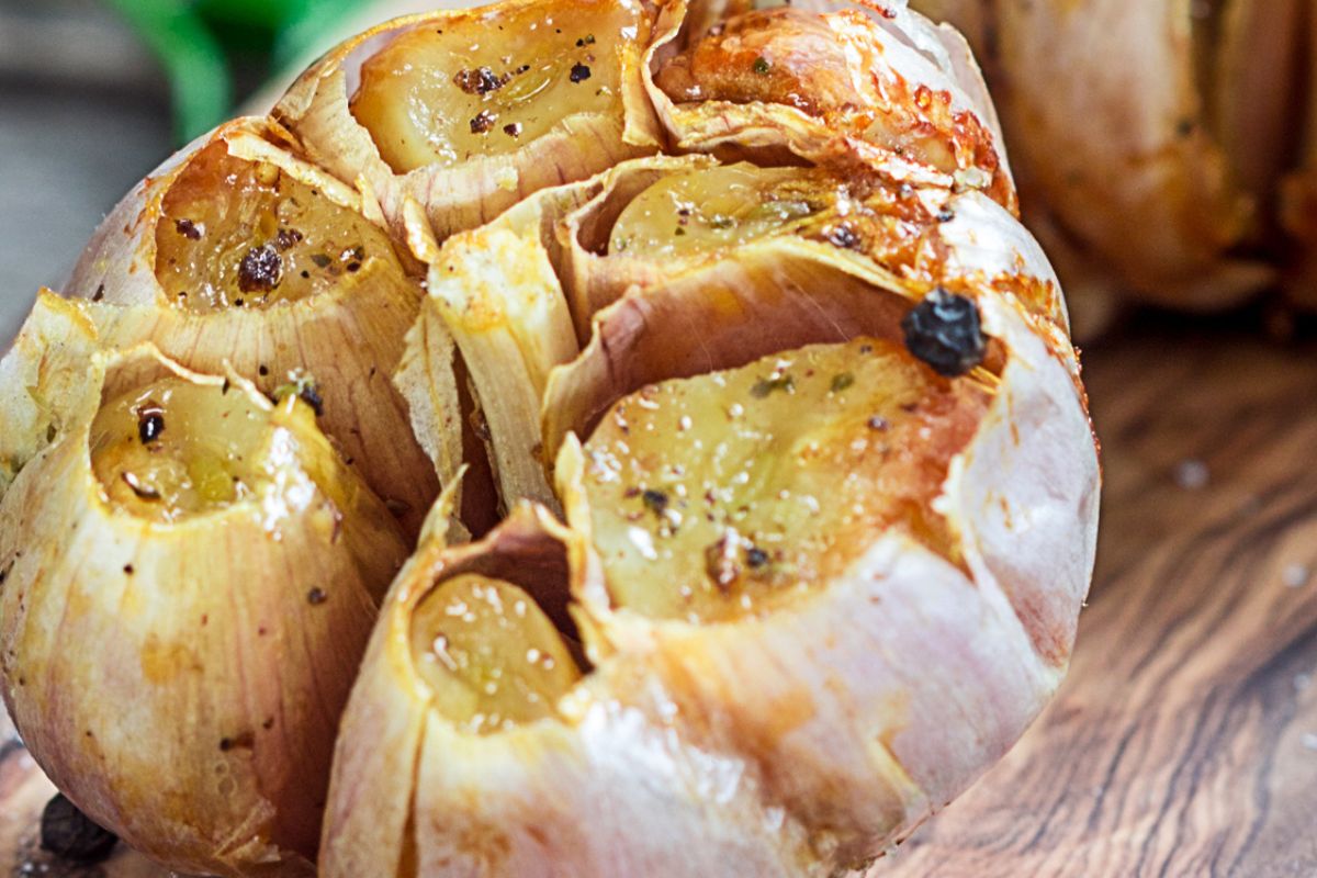 Co roku na grilla wrzucam czosnek. Po upieczeniu smaruję nim mięso i pieczywo