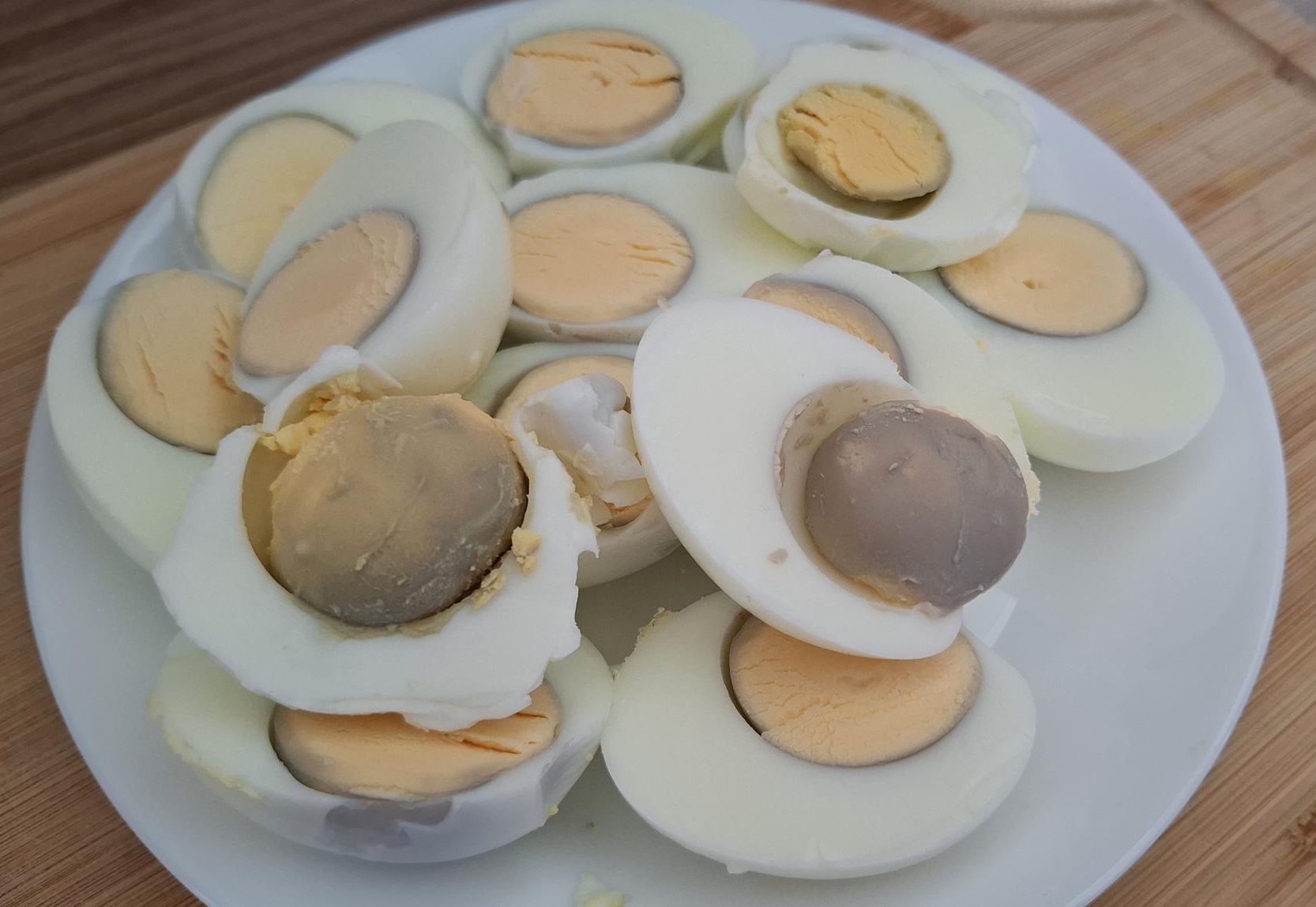 Większość nie wie, co oznacza sina obwódka wokół żółtka. Wyjaśnijmy raz na zawsze