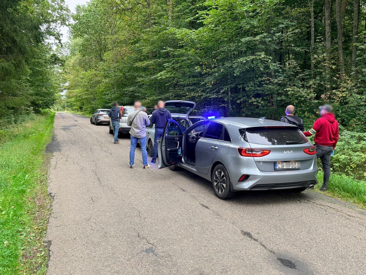 W aucie było 80 tysięcy. Dwóch mężczyzn zatrzymała policja