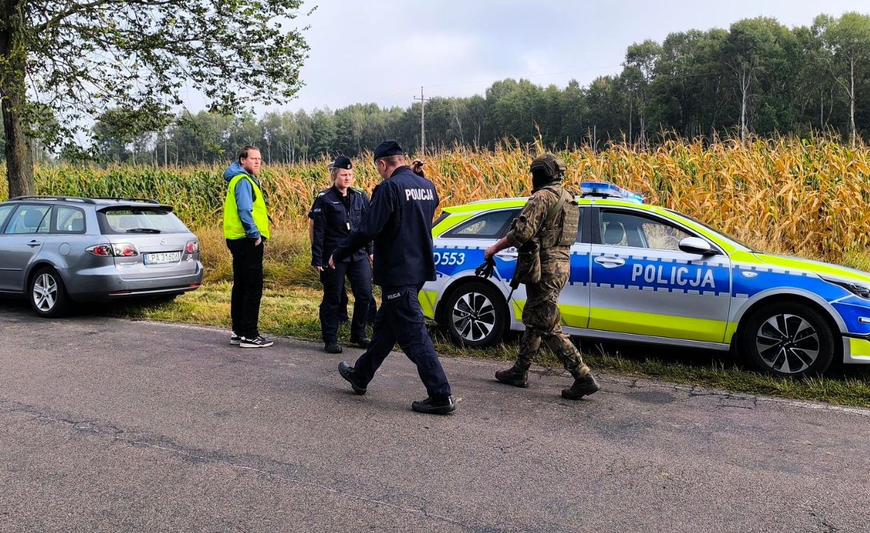 Podejrzany obiekt w polu. Sprawdzają, czy to zestrzelony dron