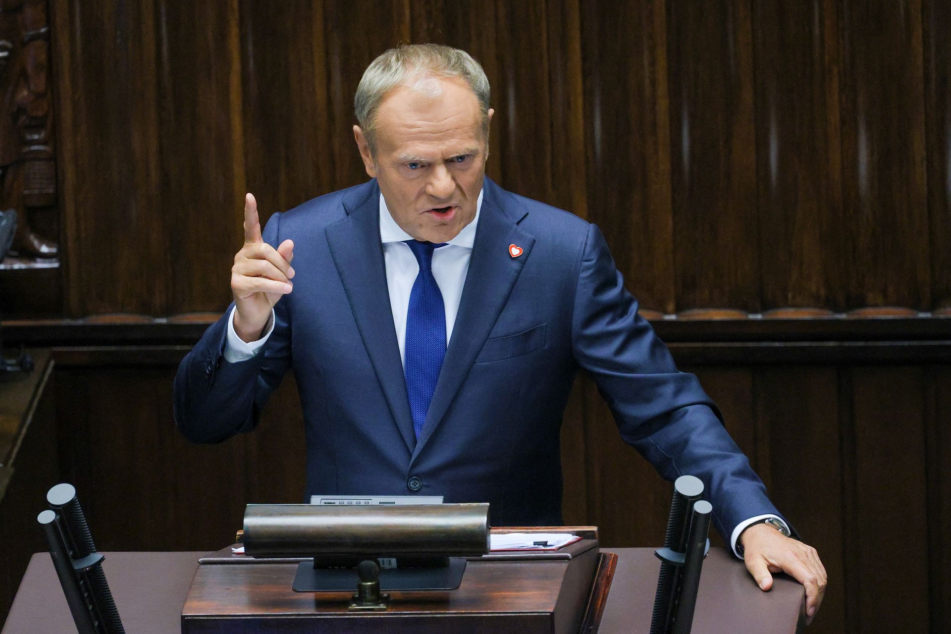 Papa nie słucha pytań posłów. W tym czasie zamieścił wpis