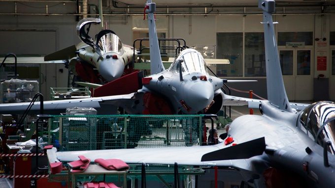 Mocarstwo wykryło szpiega w fabryce samolotów. Używał tylko okularów