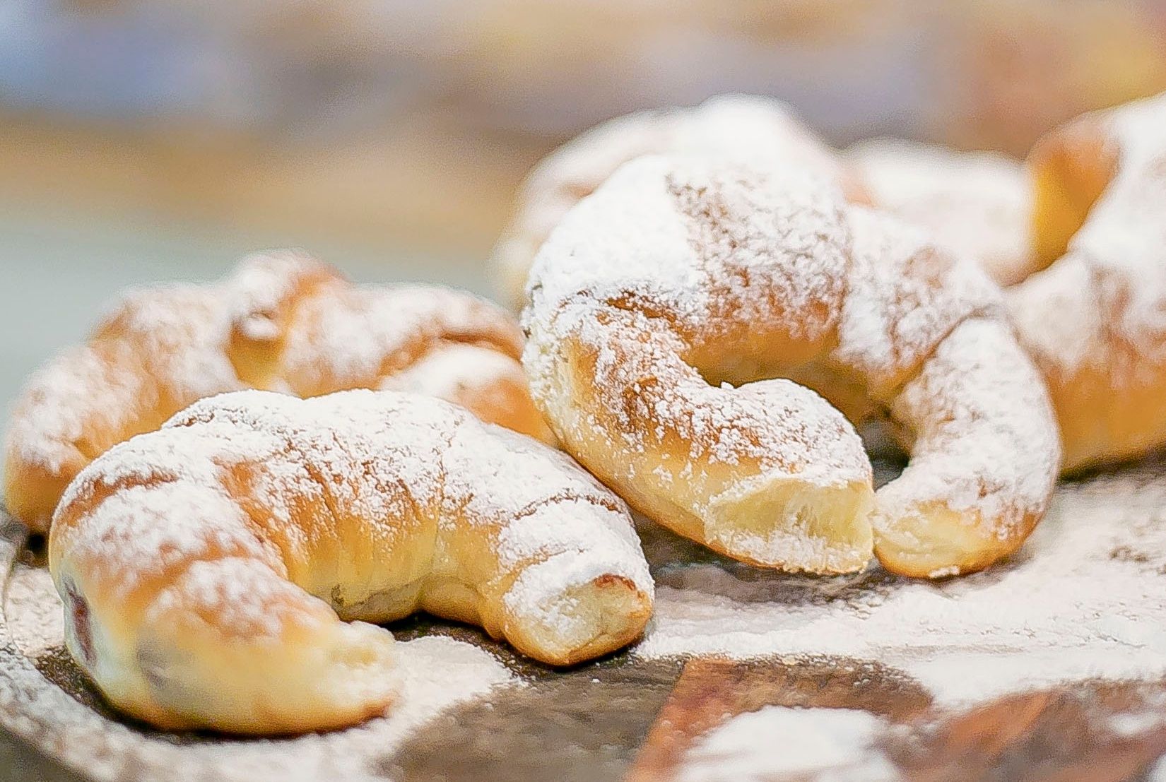 Maślane rogaliki z jagodami dosłownie rozpływają się w ustach. Idealne do popołudniowej kawy