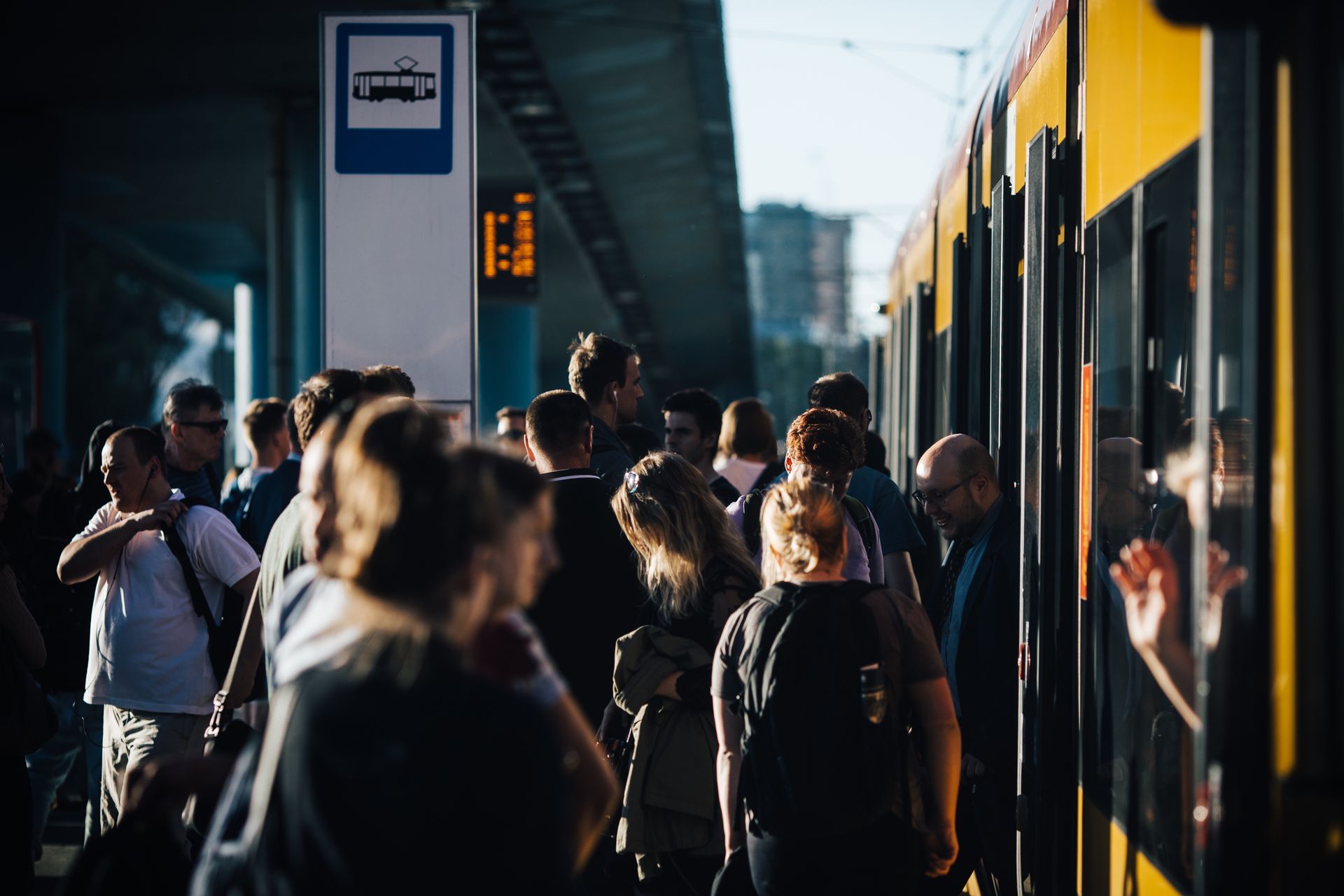 Poranny paraliż metra w Warszawie. Sześć stacji zamkniętych