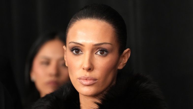 Bianca Censori do złudzenia przypominająca Kim Kardashian pozuje zamknięta w dmuchanej kuli. Znów pokusiła się o SKĄPE ODZIENIE