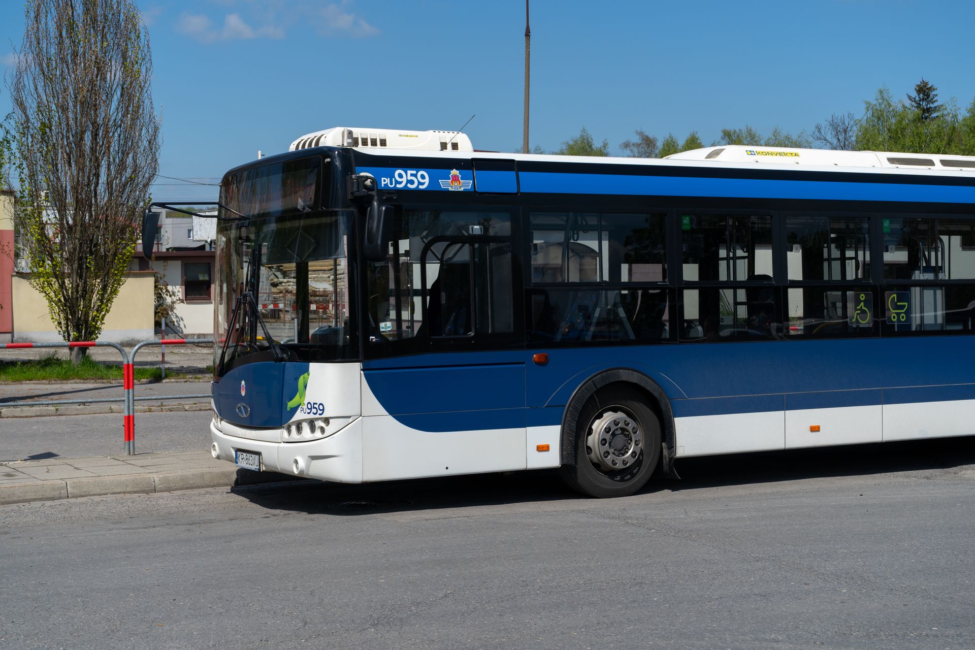 Autobus wjechał na torowisko. Niecodzienny widok w Krakowie