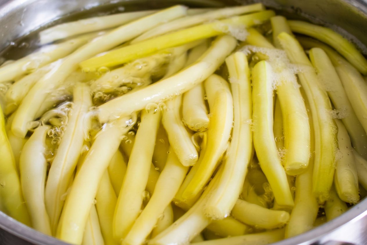Polacy źle gotują fasolkę szparagową. Przez to traci kolor i smak
