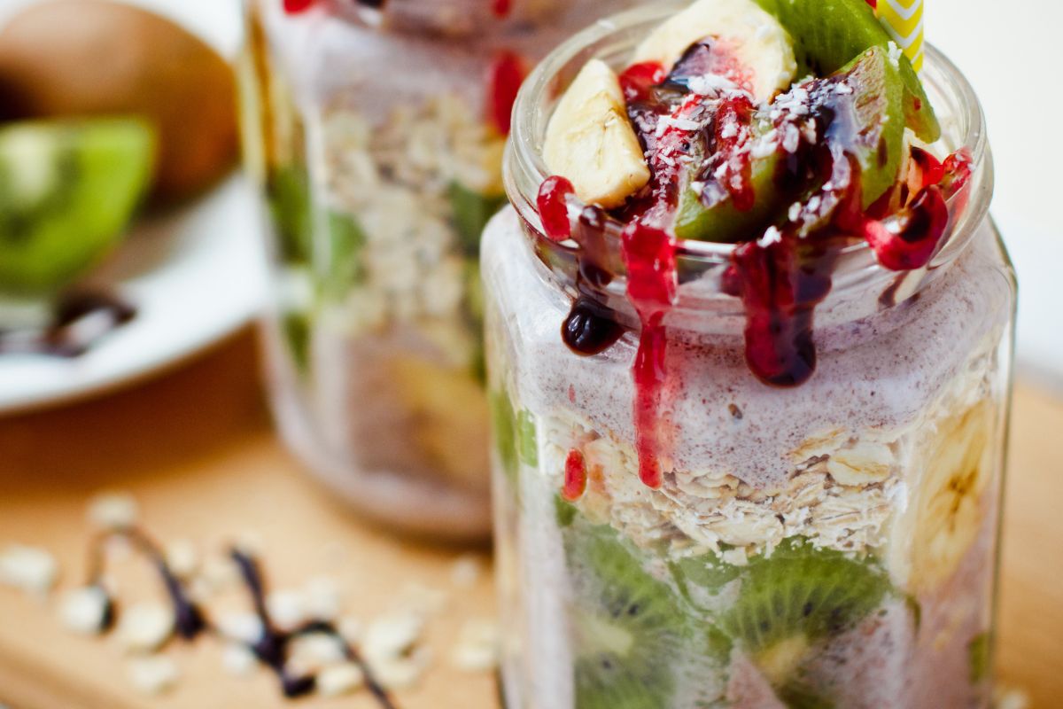 Omijasz śniadania, bo rano brakuje ci czasu? Ta owsianka robi się sama, gdy ty smacznie śpisz