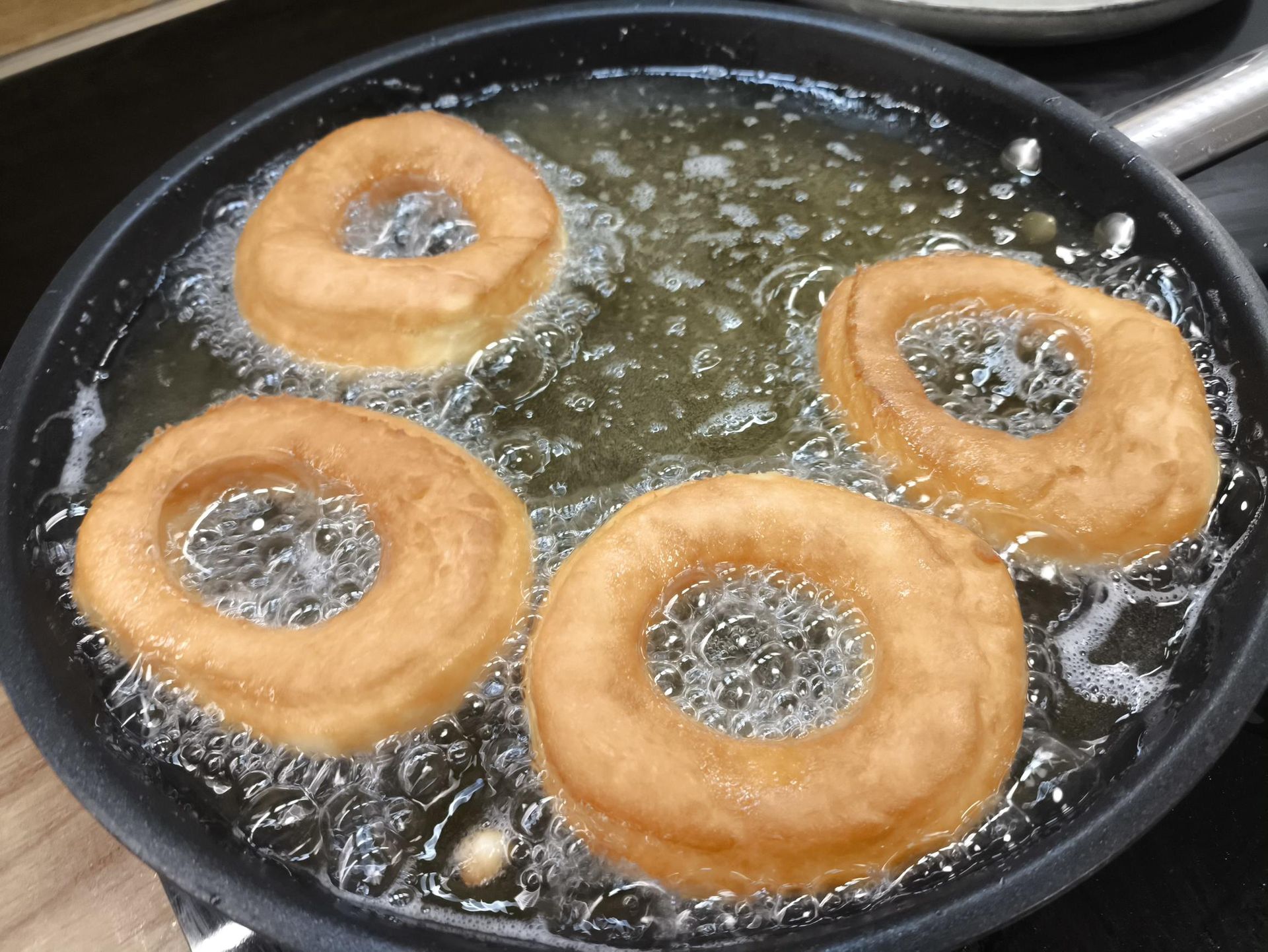 Dodaję do ciasta. Oponki wychodzą mięciutkie i delikatne jak nigdy wcześniej