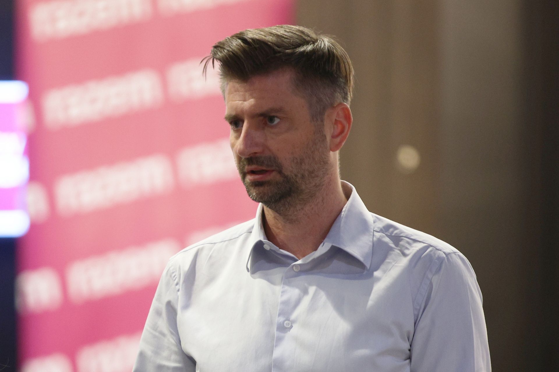 Krzysztof Śmiszek szczerze o swojej chorobie. "Atakuje moje kości"