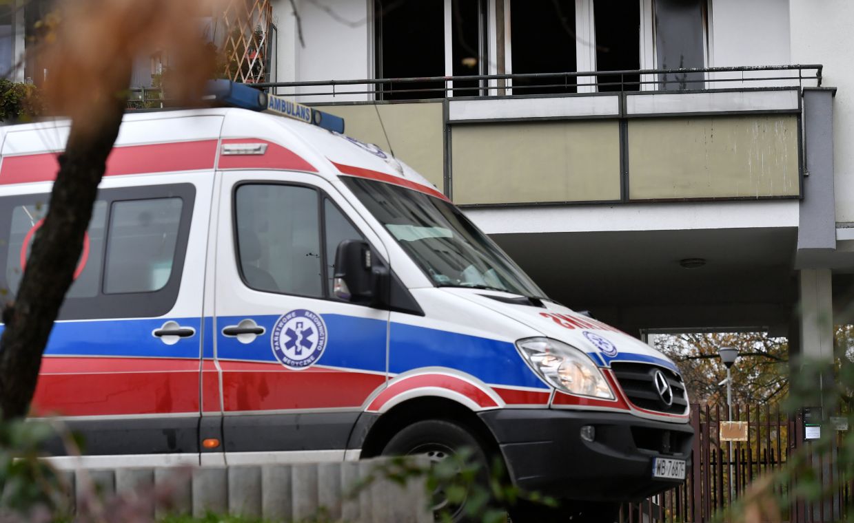 Związała prześcieradła i próbowała wyjść z mieszkania. Wezwano służby