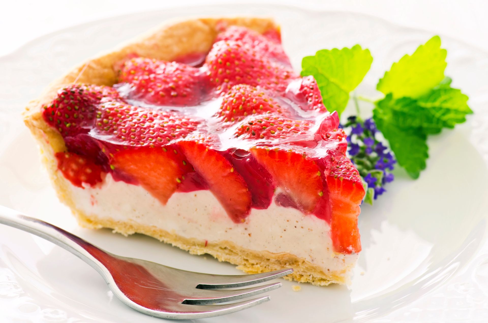 Kremowy sernik robię bez pieczenia i dorzucam sezonowe owoce. W żadnej cukierni takiego nie ma