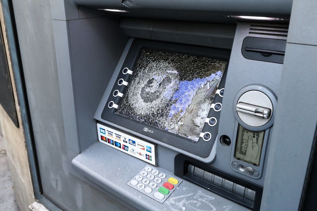 Rozbił bankomat. Znaleźli mężczyznę po śladach krwi