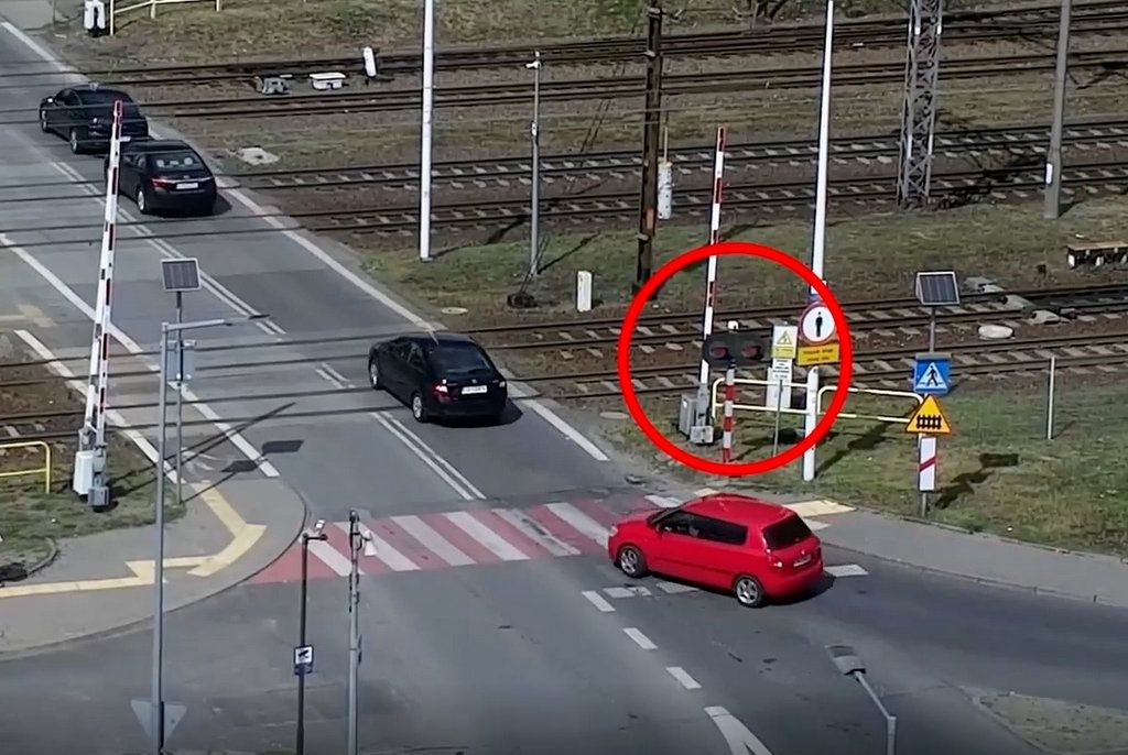 "Zero tolerancji" na przejeździe kolejowym. Policja użyła drona