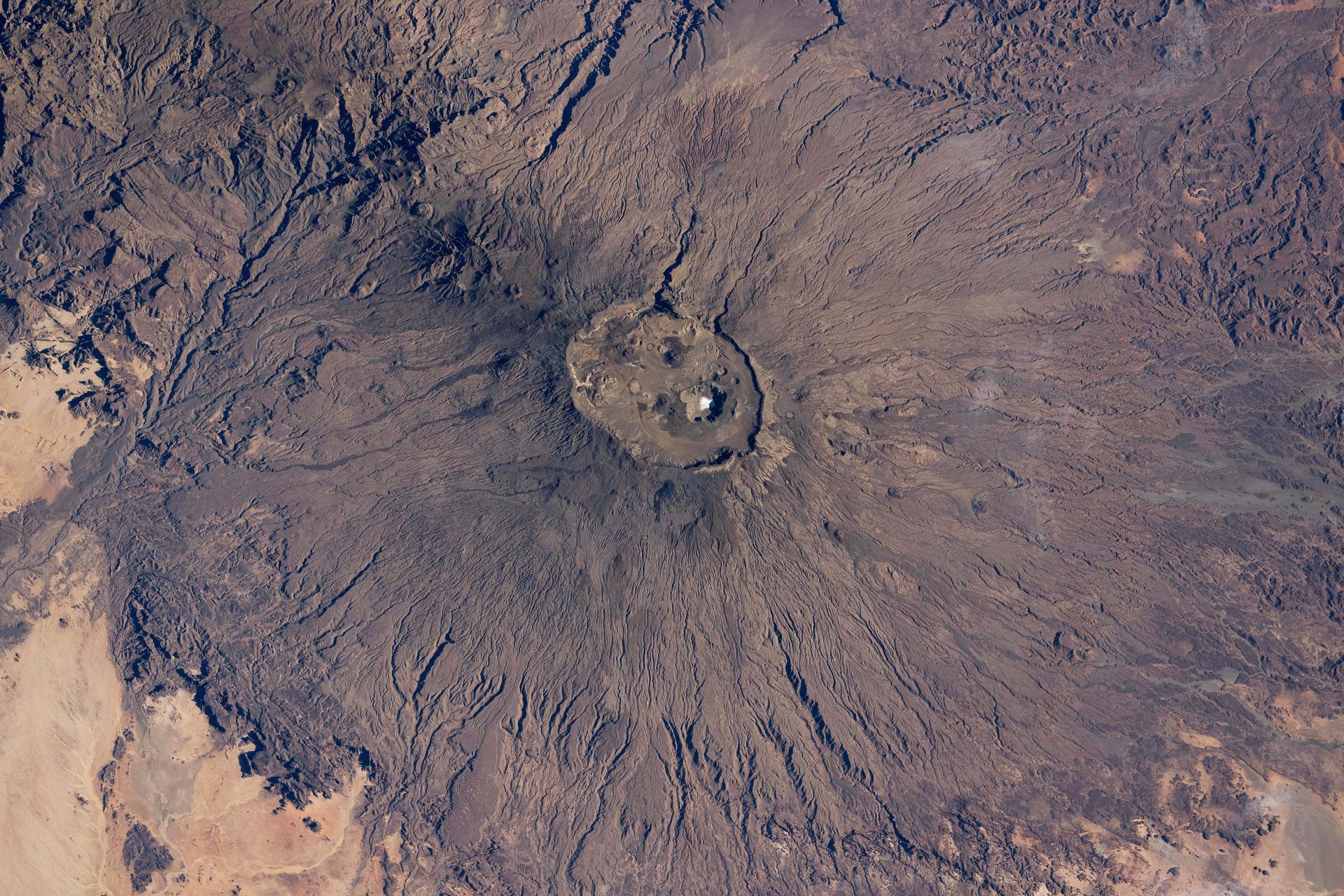 Ukryte jezioro i prehistoryczne ślady lawy na Saharze. Widać to z kosmosu