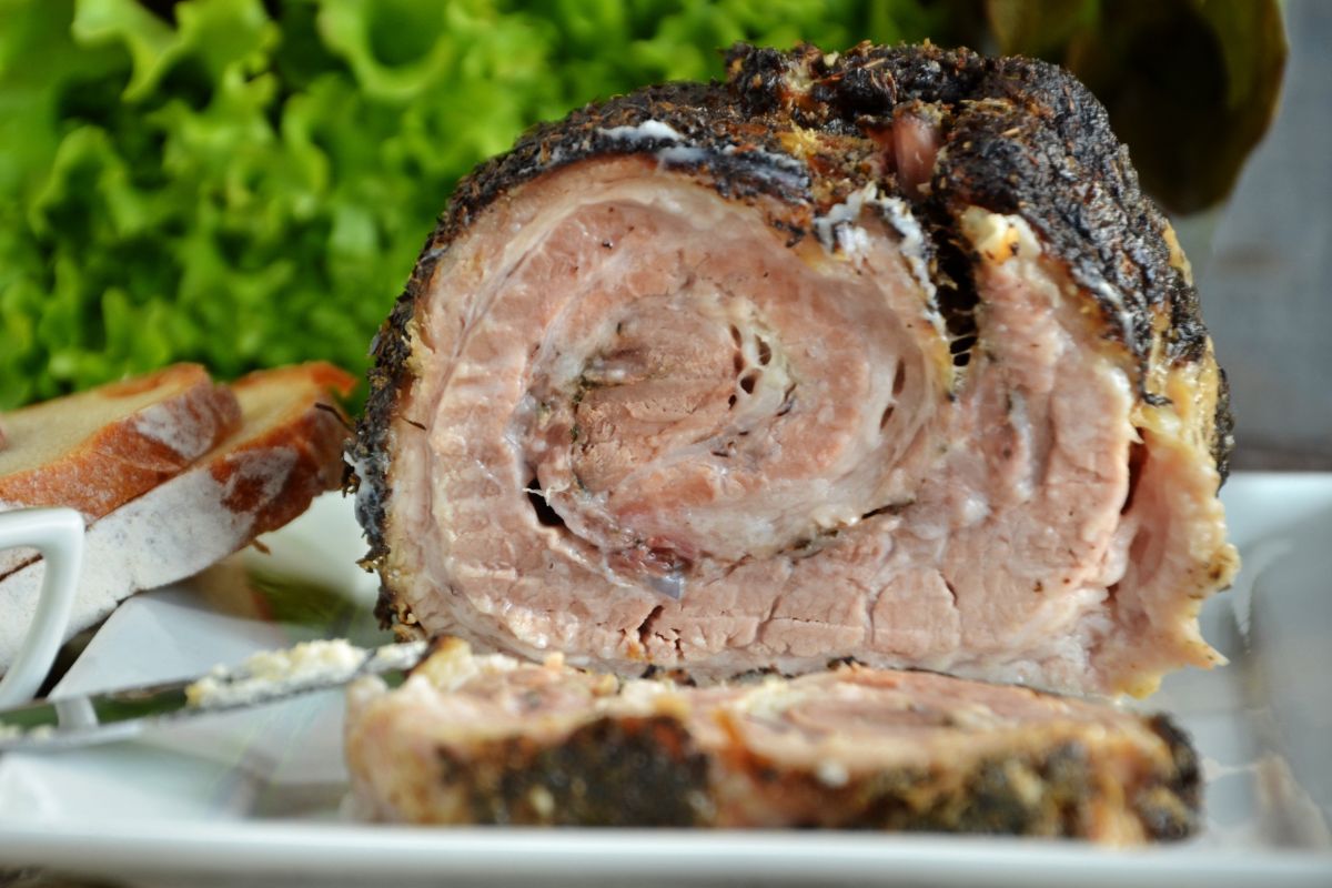 Dodaję do boczku i roluję. Po upieczeniu ma chrupiącą skórkę, ale soczysty środek