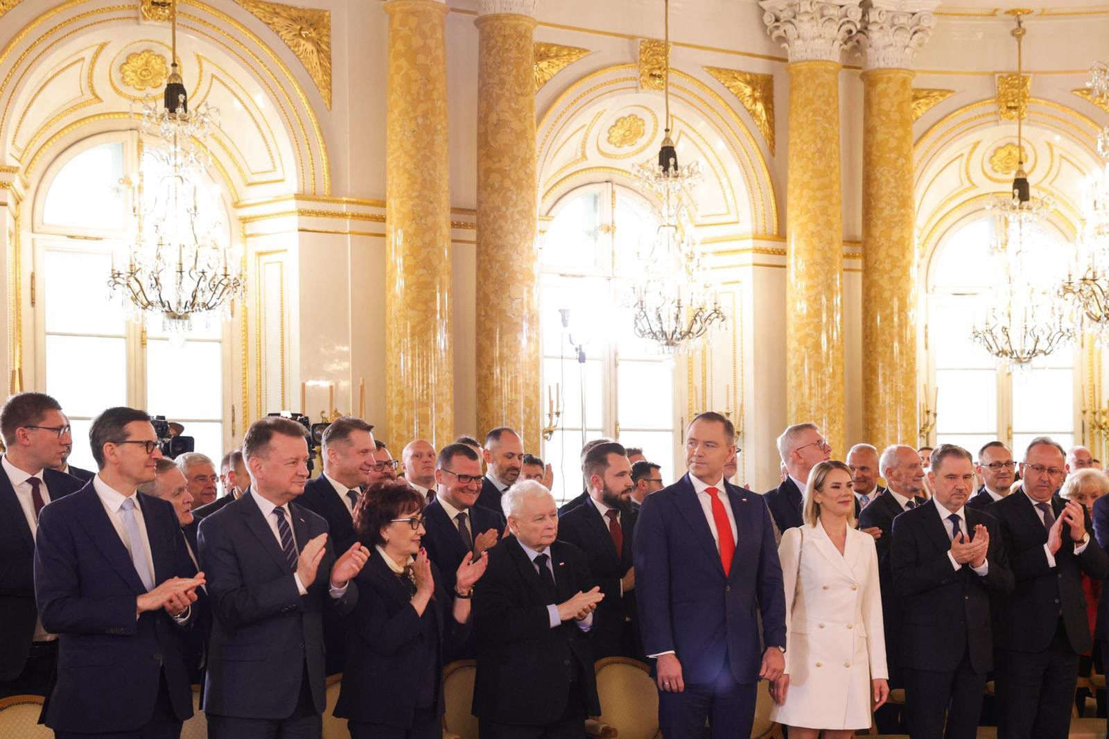 Politycy PiS "układają się" z Nawrockim. Exposé Tuska wykpił choćby prezydent-elekt. Kulisy