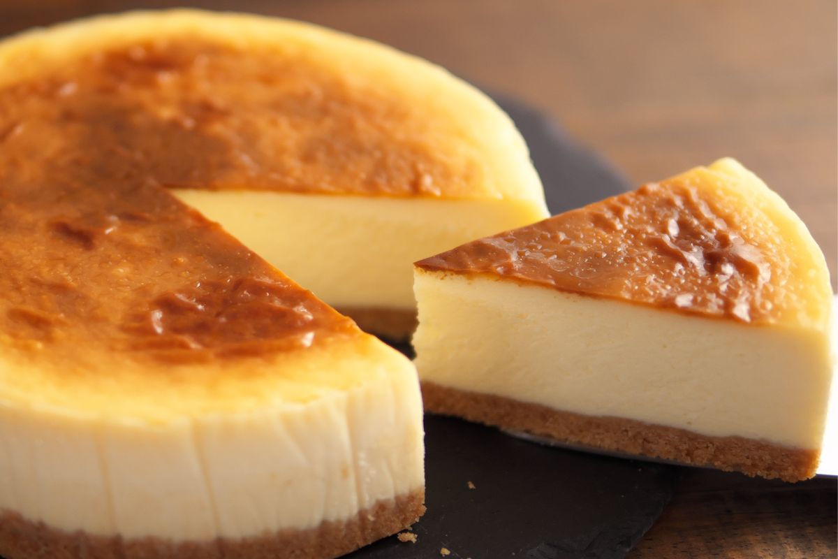 Sernik kaszubski jest kremowy, wilgotny i nie opada. Klucz do sukcesu to 1 dodatek