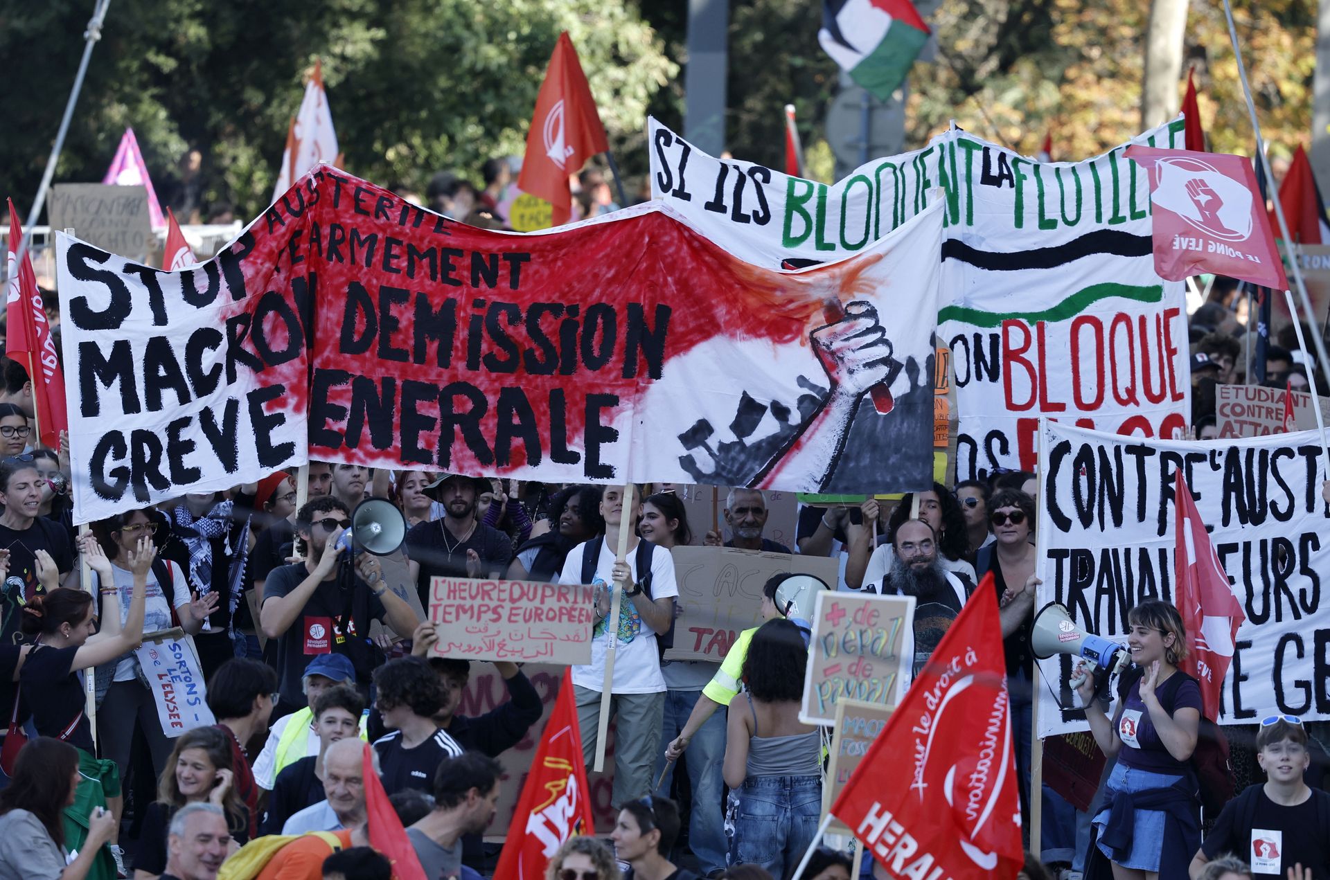 Tysiące na ulicach Paryża. Francuzi mówią "nie" planom oszczędności