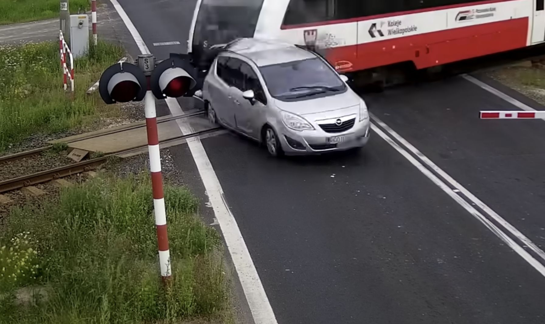 Kierowca zignorował rogatki. Poruszające nagranie z przejazdu kolejowego