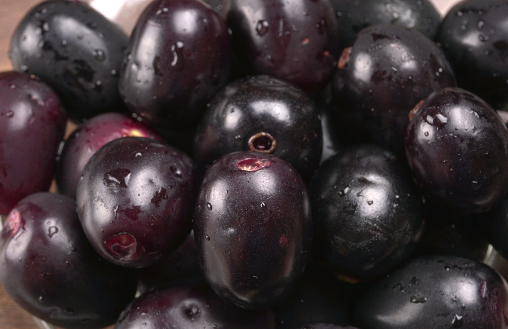 Wygląda jak czarna oliwka, a to owoc. Stymuluje pracę jelit i reguluje ciśnienie