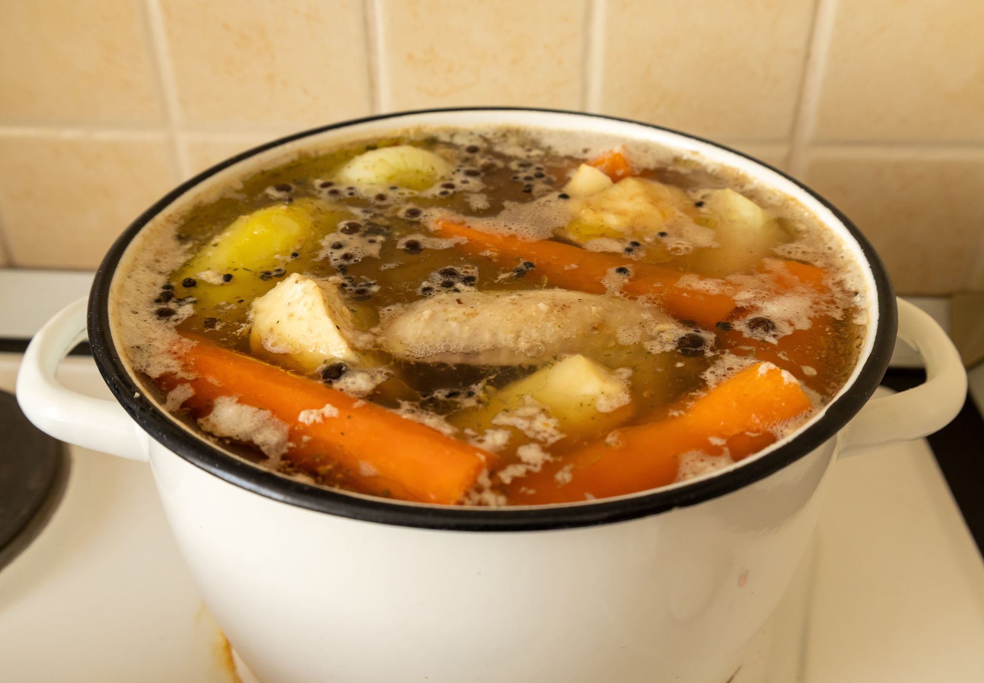 Tak w prosty sposób przedłużysz świeżość rosołu. Koniec z wylewaniem go po 2 dniach