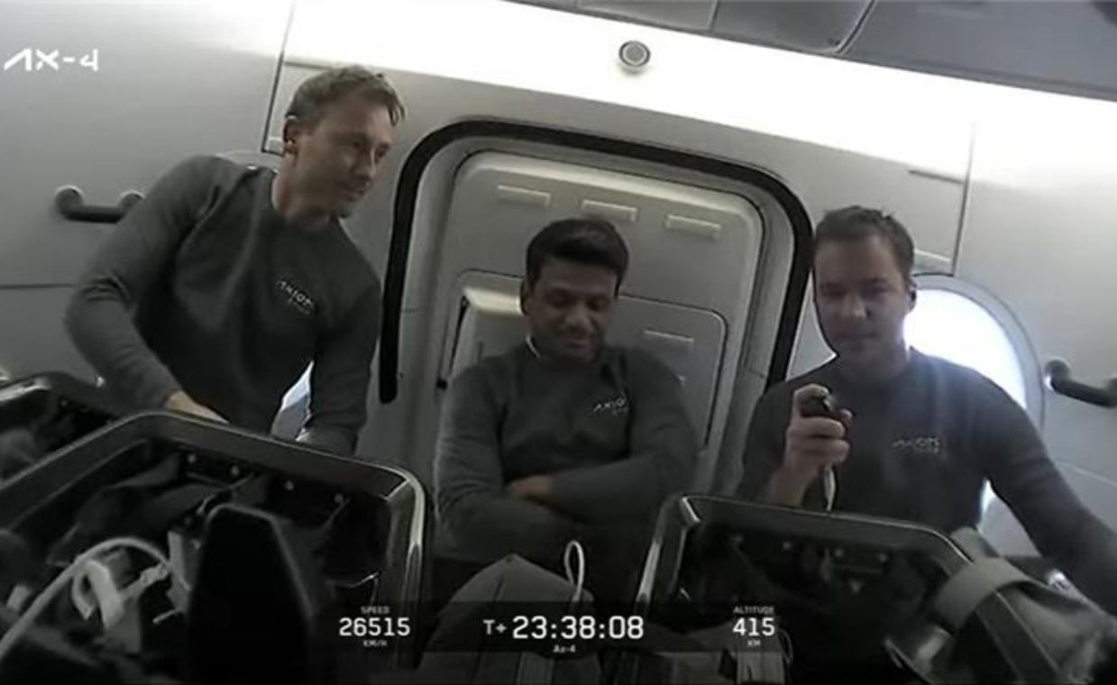 Połączyli się z kosmosu. Węgier popłakał się przemawiając