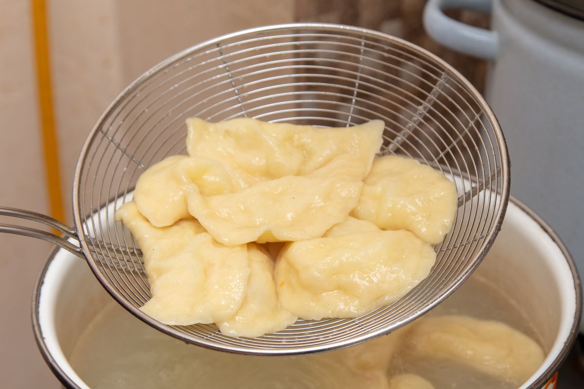 Babcia Hela dodaje 3 łyżki do ciasta na pierogi. Wychodzi mięciutkie i nie pęka w czasie gotowania