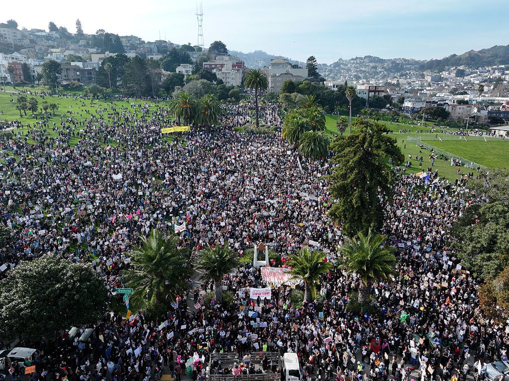 Działo się w nocy. Zamieszki w USA. Starcia z żabolami i gaz