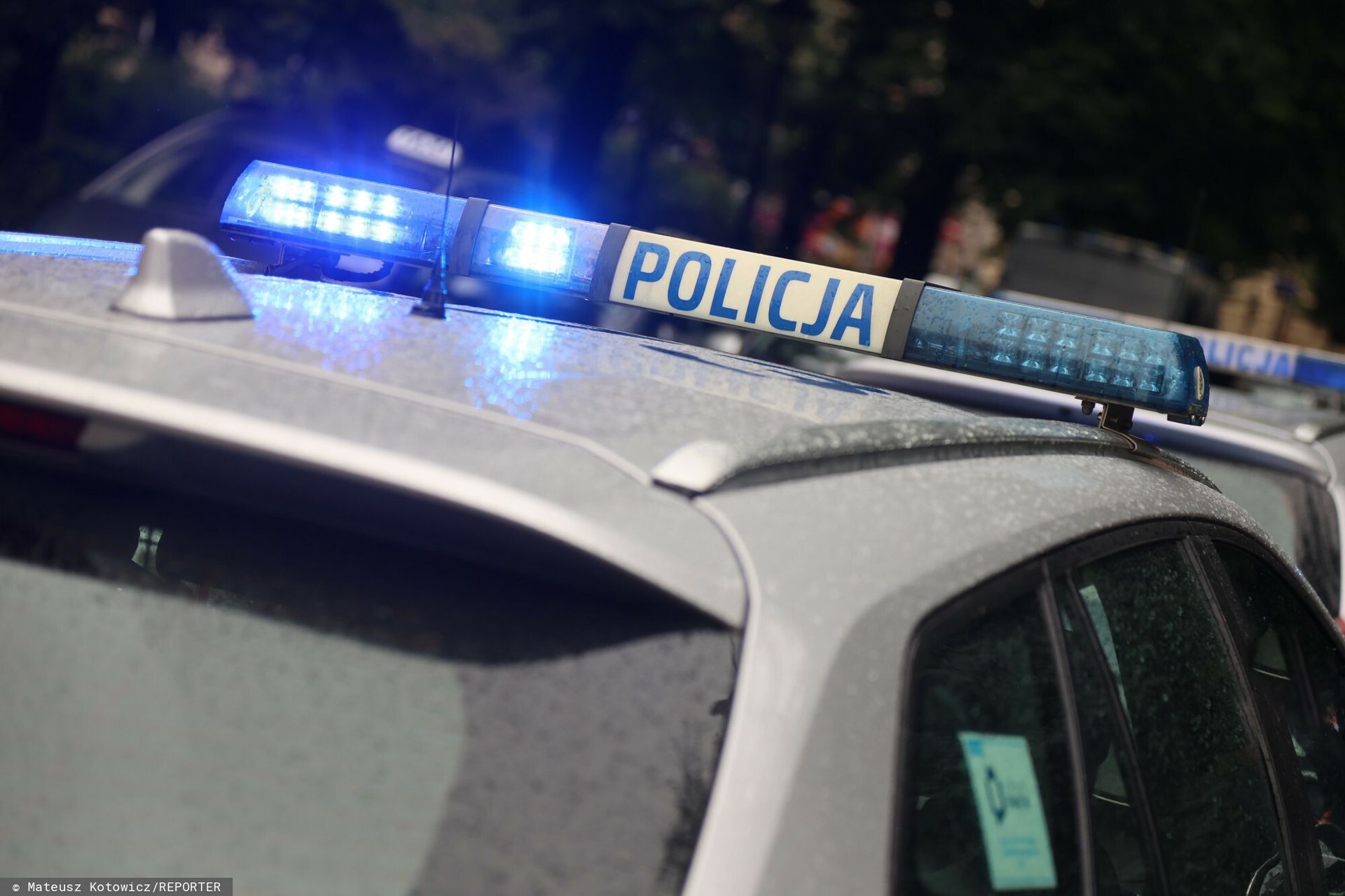 Zaatakował policjantów. Rzucał nożem, siekierą i maczetą