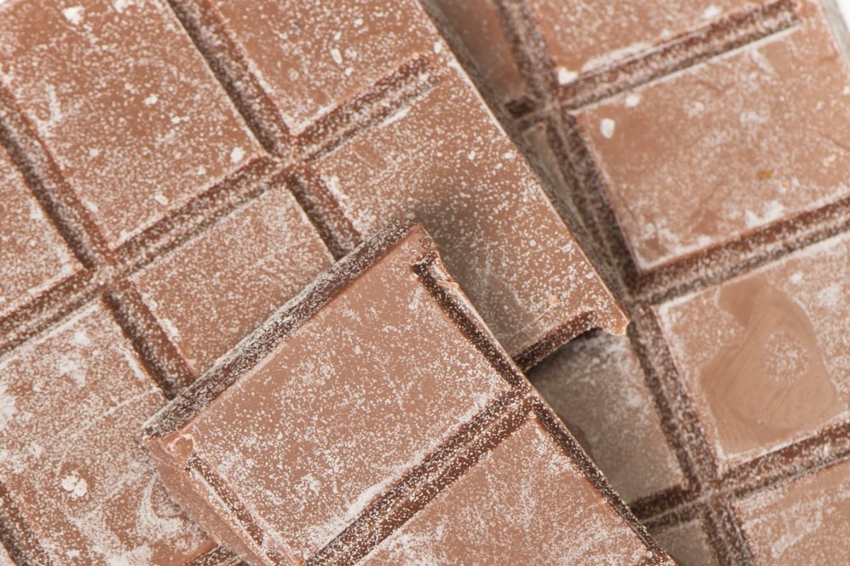 Zauważyłeś biały nalot na czekoladzie? Dowiedz się, co to faktycznie oznacza